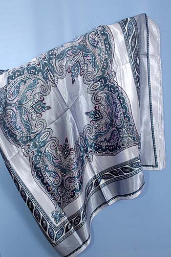 Платок женский шелковый "Дагестанские мотивы" серебристый