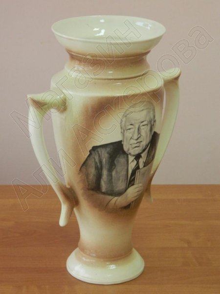 Глиняная ваза-кубок "Расул Гамзатов" ручной работы