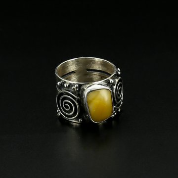 Серебряное кольцо авторская работа (янтарь)